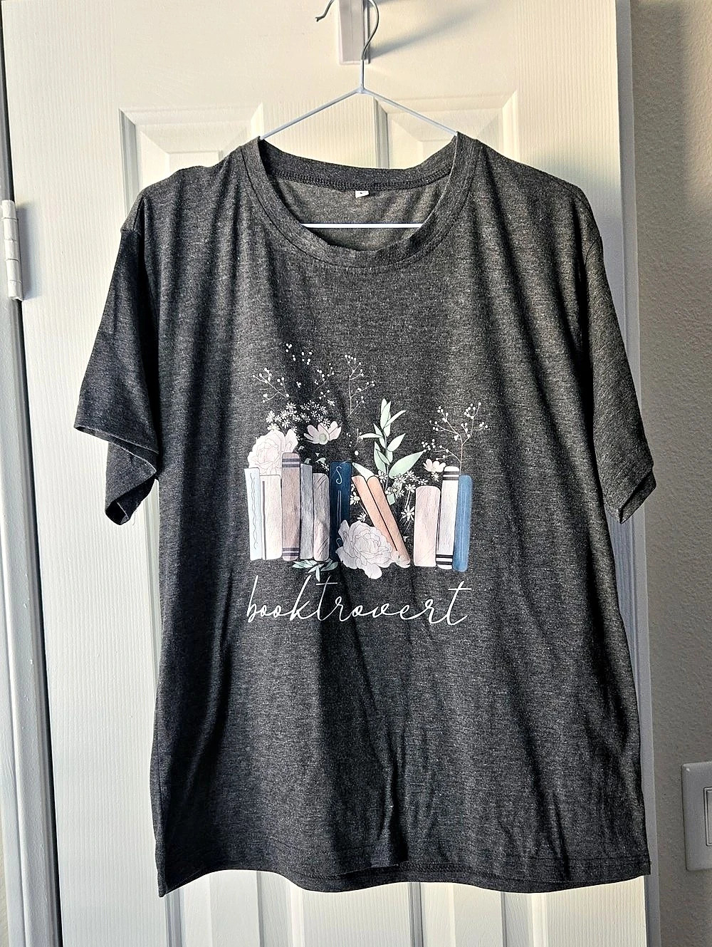 Book Lover Graphic Tee in Gray Large Like New